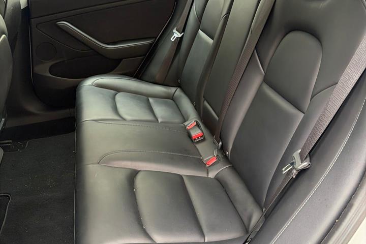 Hvid Tesla Model 3 fra 2021