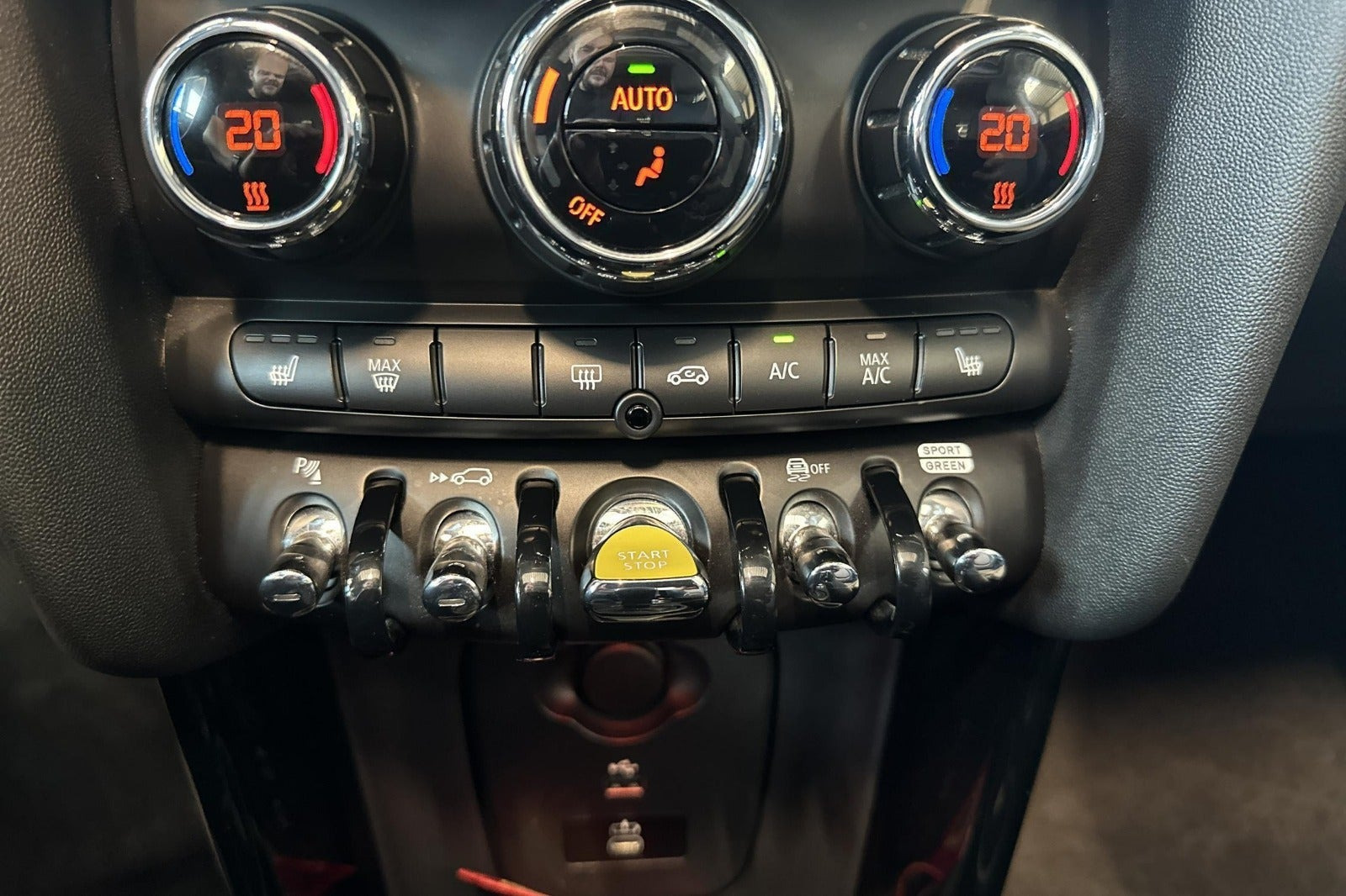 Hvid Mini Cooper SE fra 2023