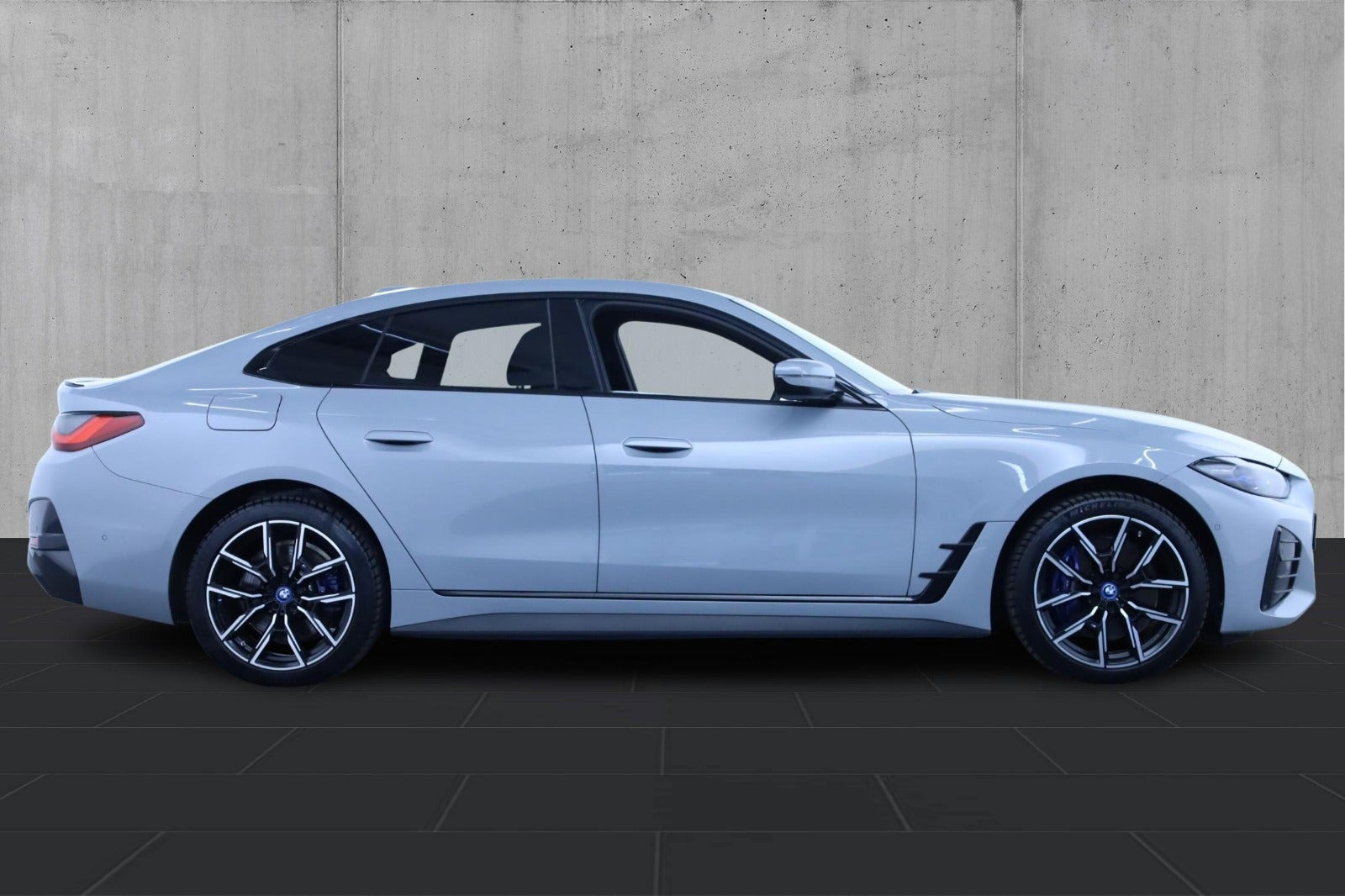 Grå BMW i4 fra 2023