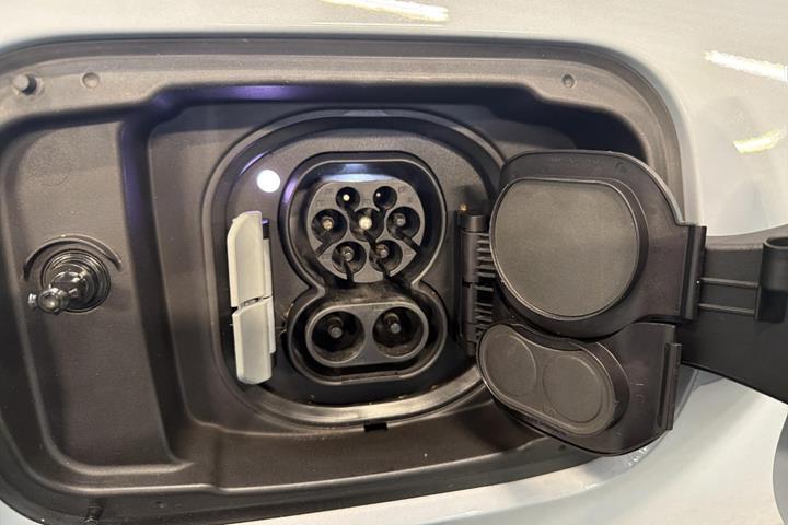 Grå BMW i4 fra 2023