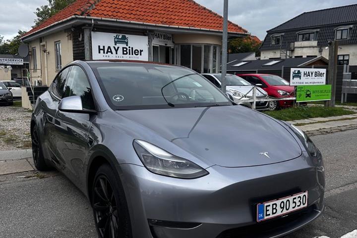 Grå Tesla Model Y fra 2024