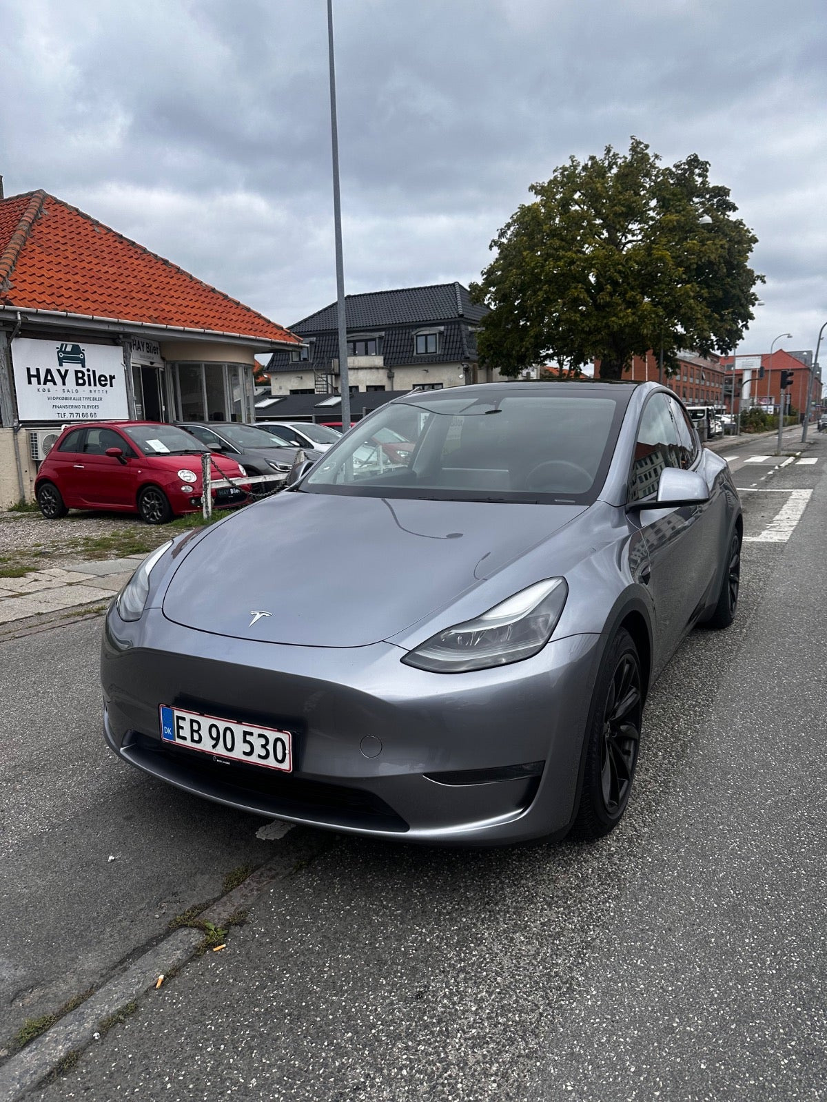 Grå Tesla Model Y fra 2024