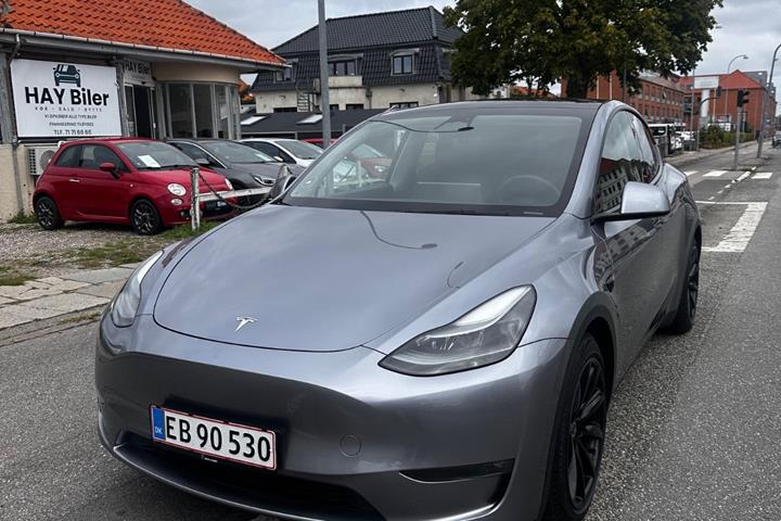 Grå Tesla Model Y fra 2024