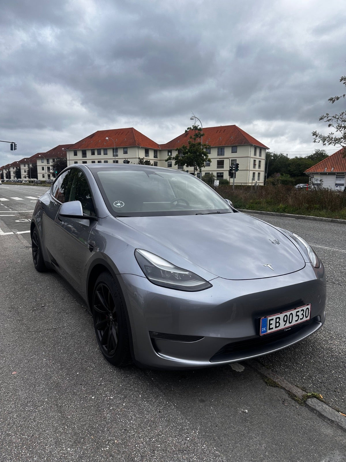 Grå Tesla Model Y fra 2024