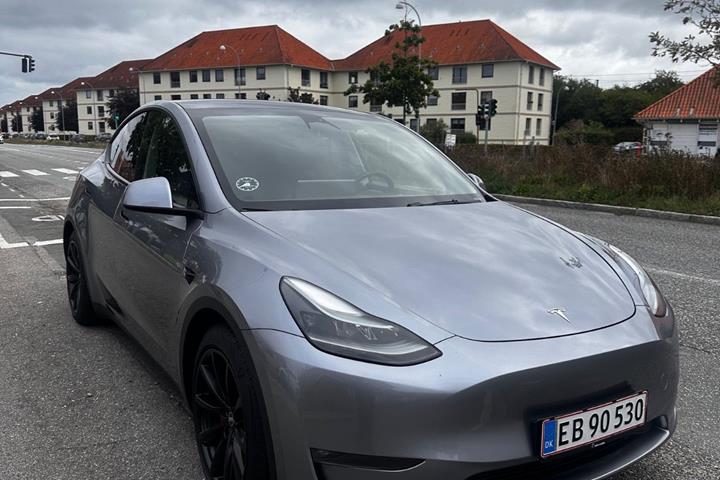 Grå Tesla Model Y fra 2024