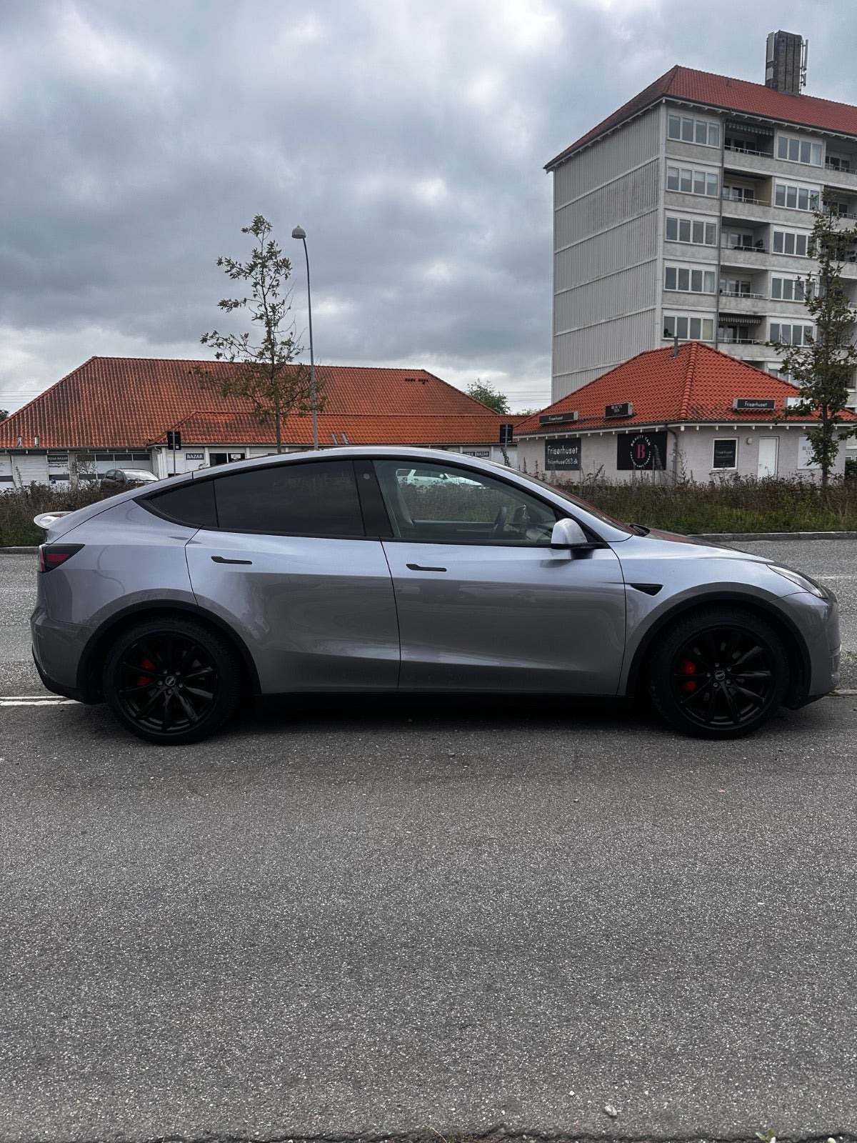 Grå Tesla Model Y fra 2024