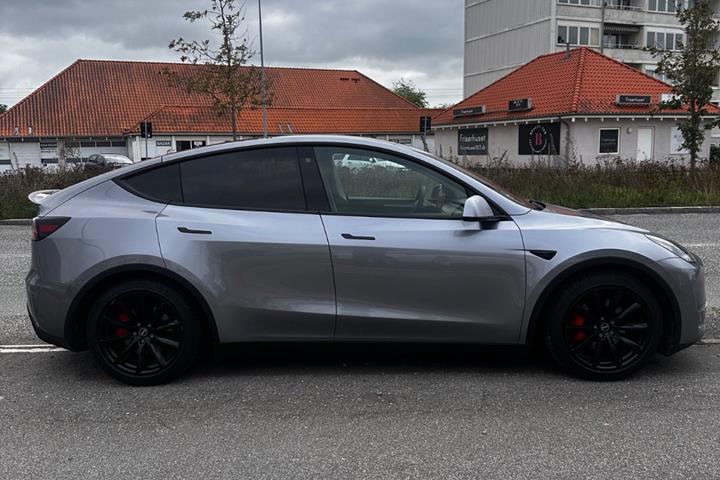 Grå Tesla Model Y fra 2024