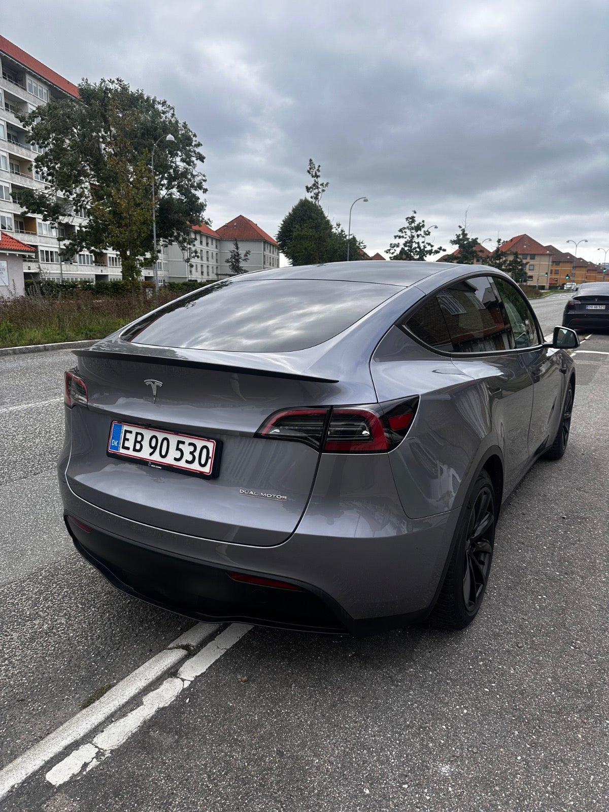 Grå Tesla Model Y fra 2024