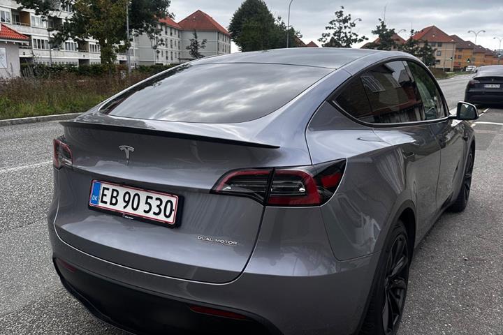 Grå Tesla Model Y fra 2024