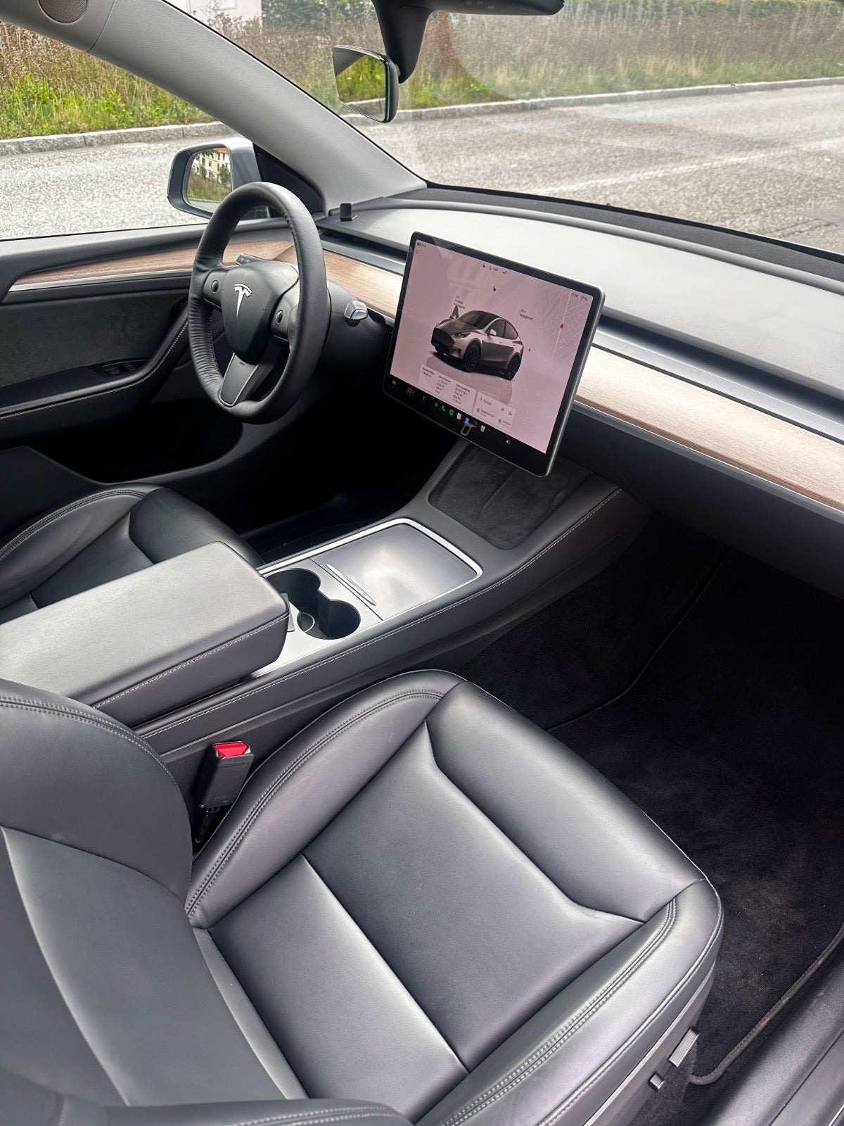 Grå Tesla Model Y fra 2024