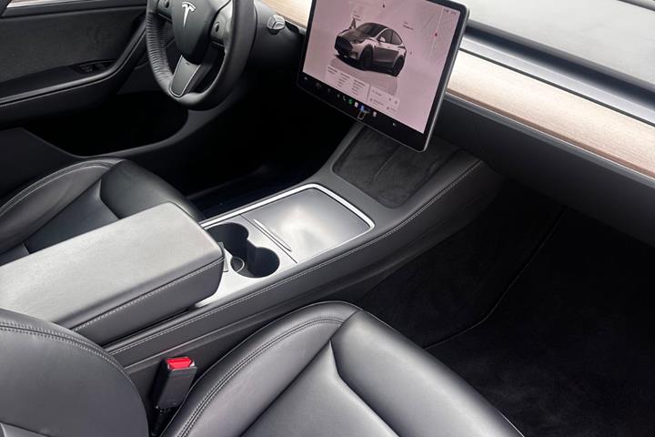 Grå Tesla Model Y fra 2024