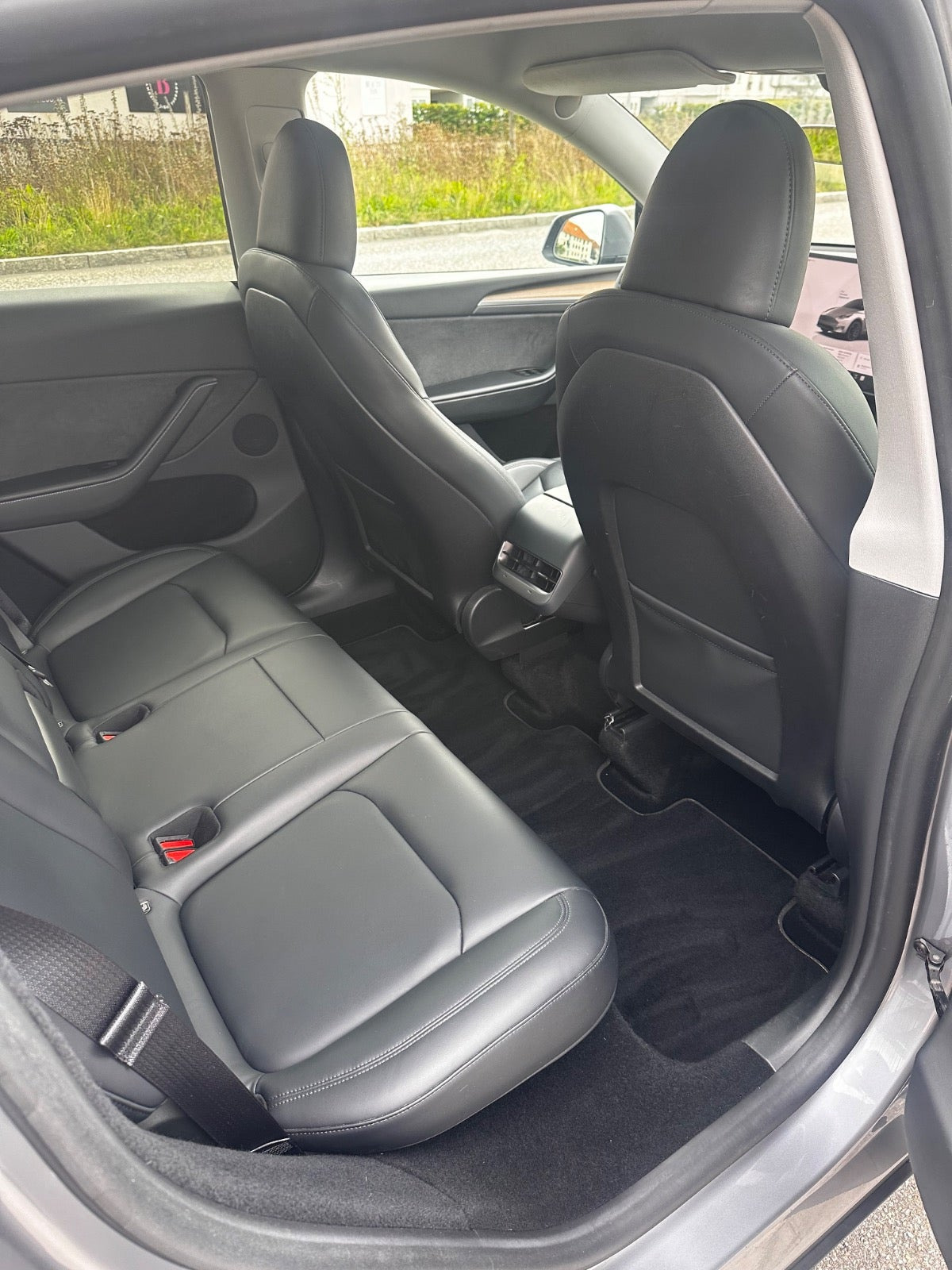 Grå Tesla Model Y fra 2024