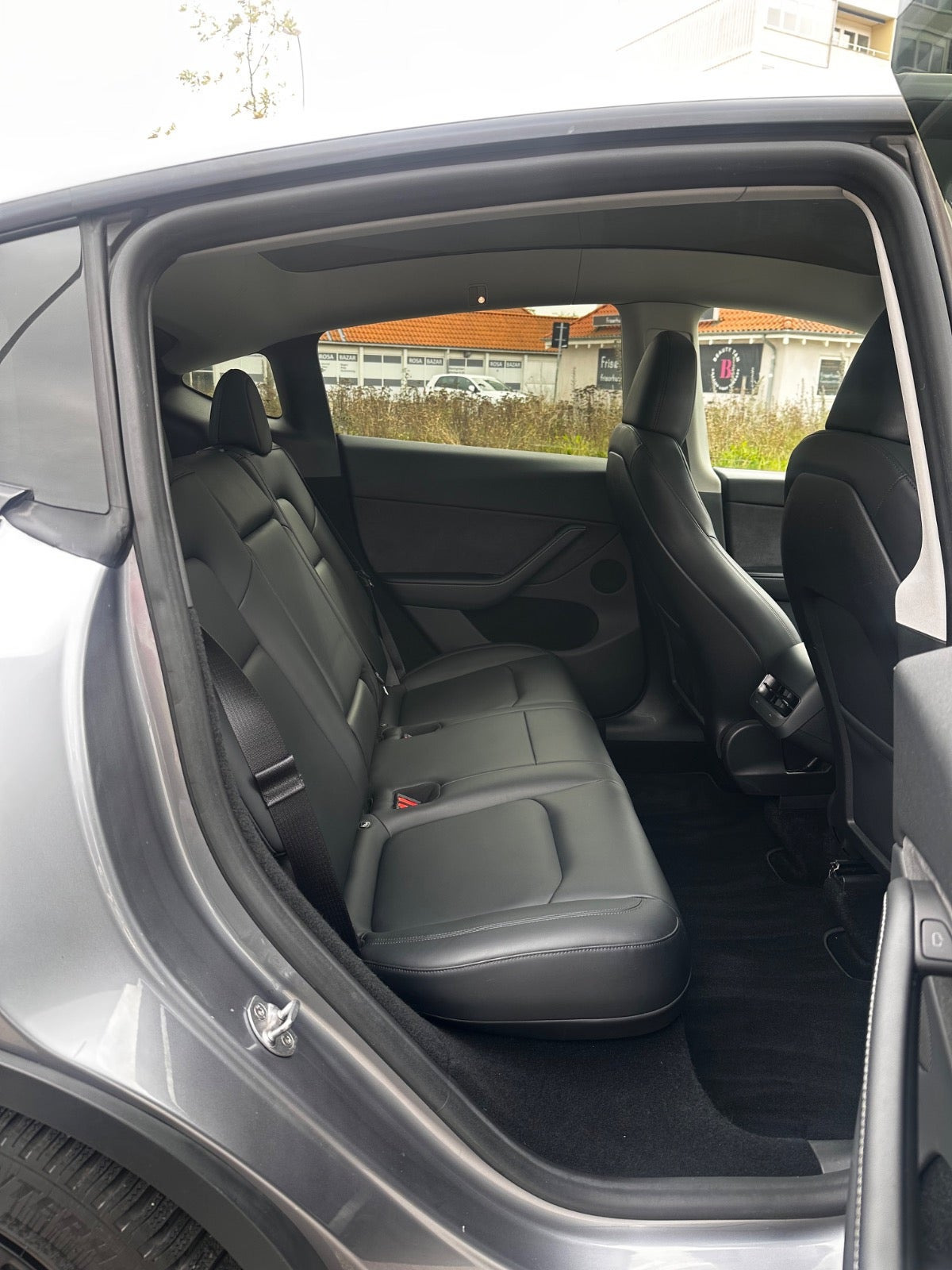 Grå Tesla Model Y fra 2024