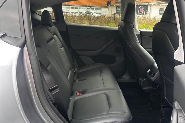 Grå Tesla Model Y fra 2024