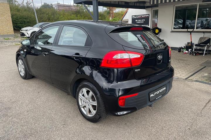 Grøn Kia Rio fra 2016