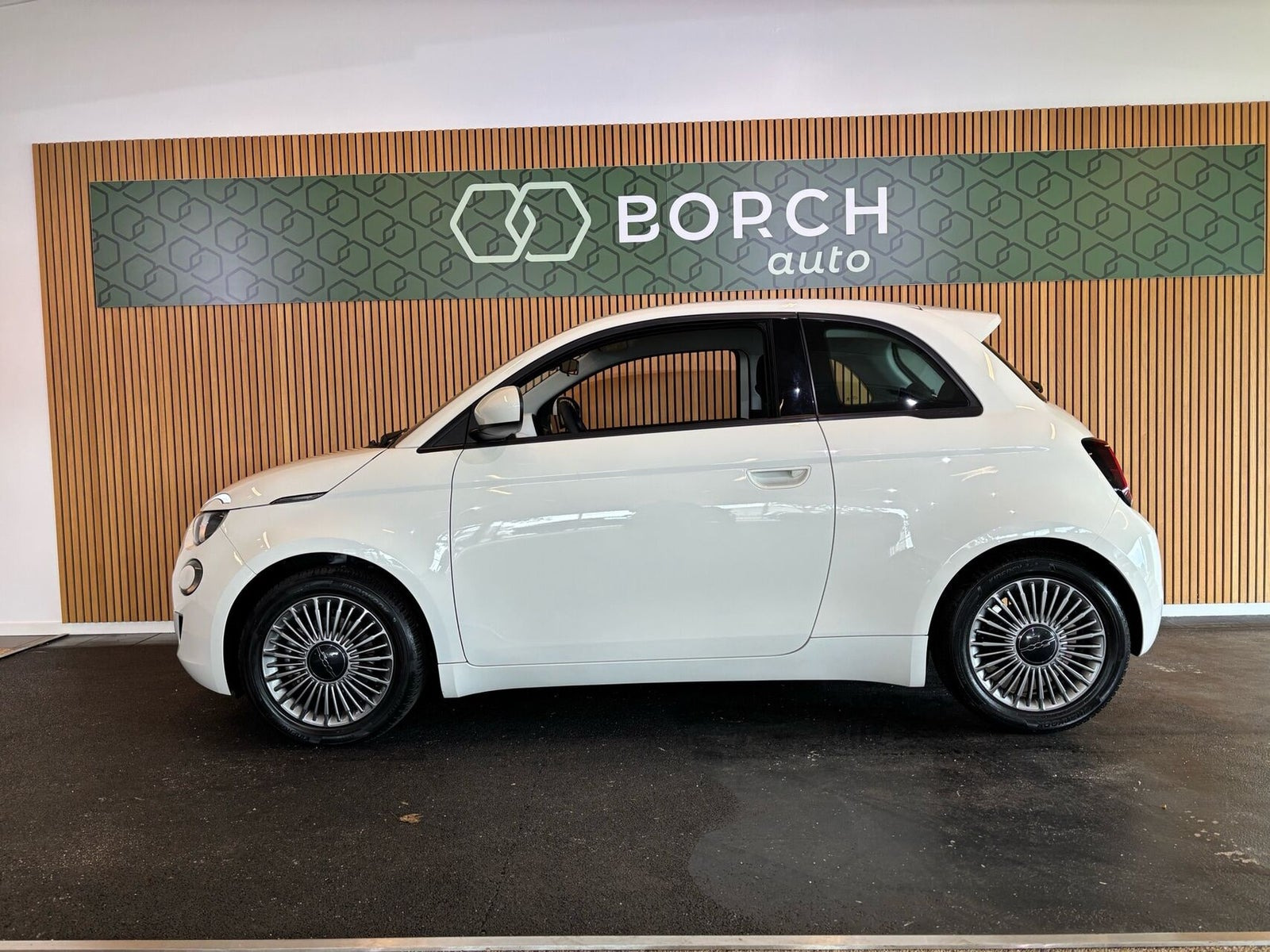 Hvid Fiat 500e fra 2023