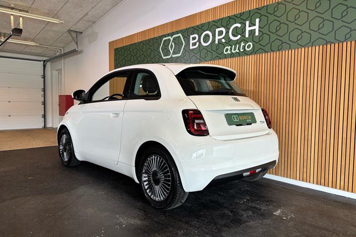 Hvid Fiat 500e fra 2023