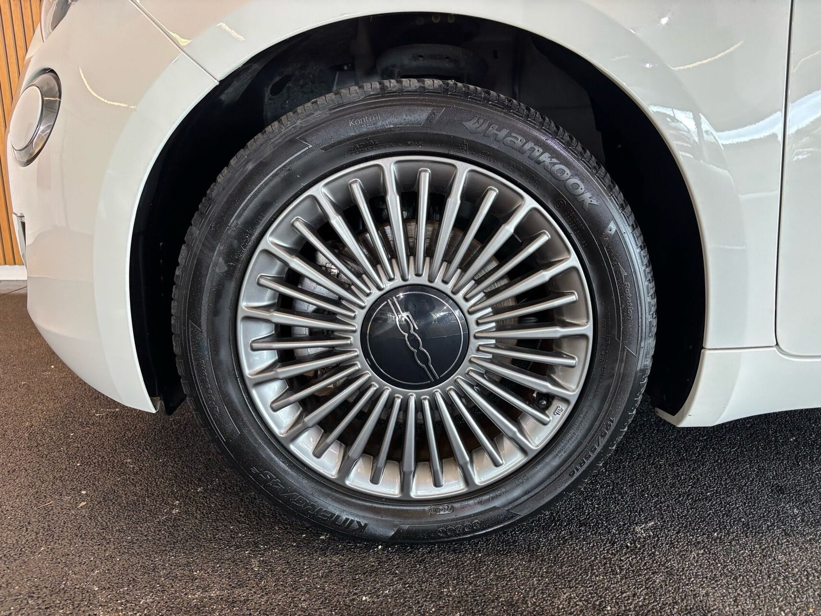 Hvid Fiat 500e fra 2023