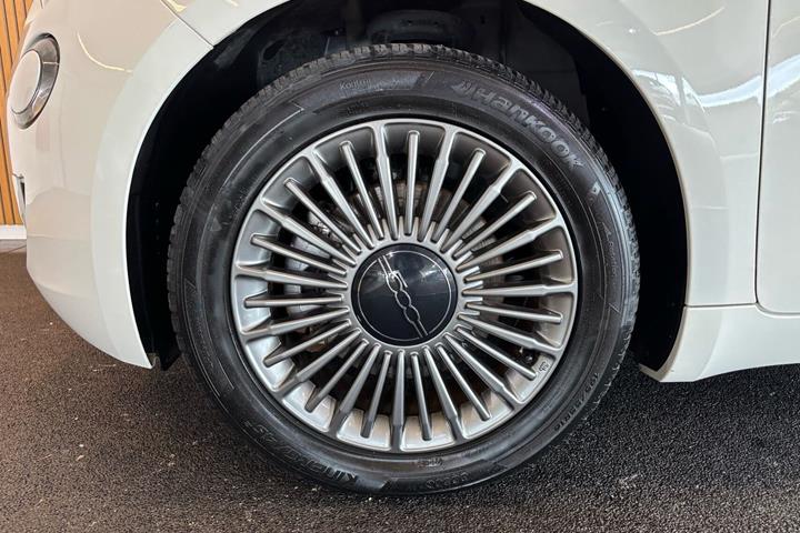 Hvid Fiat 500e fra 2023