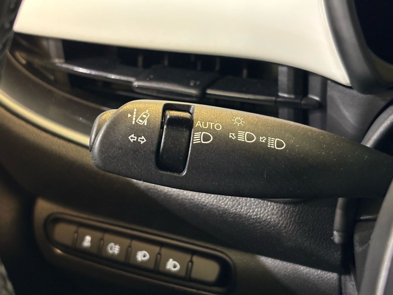 Hvid Fiat 500e fra 2023