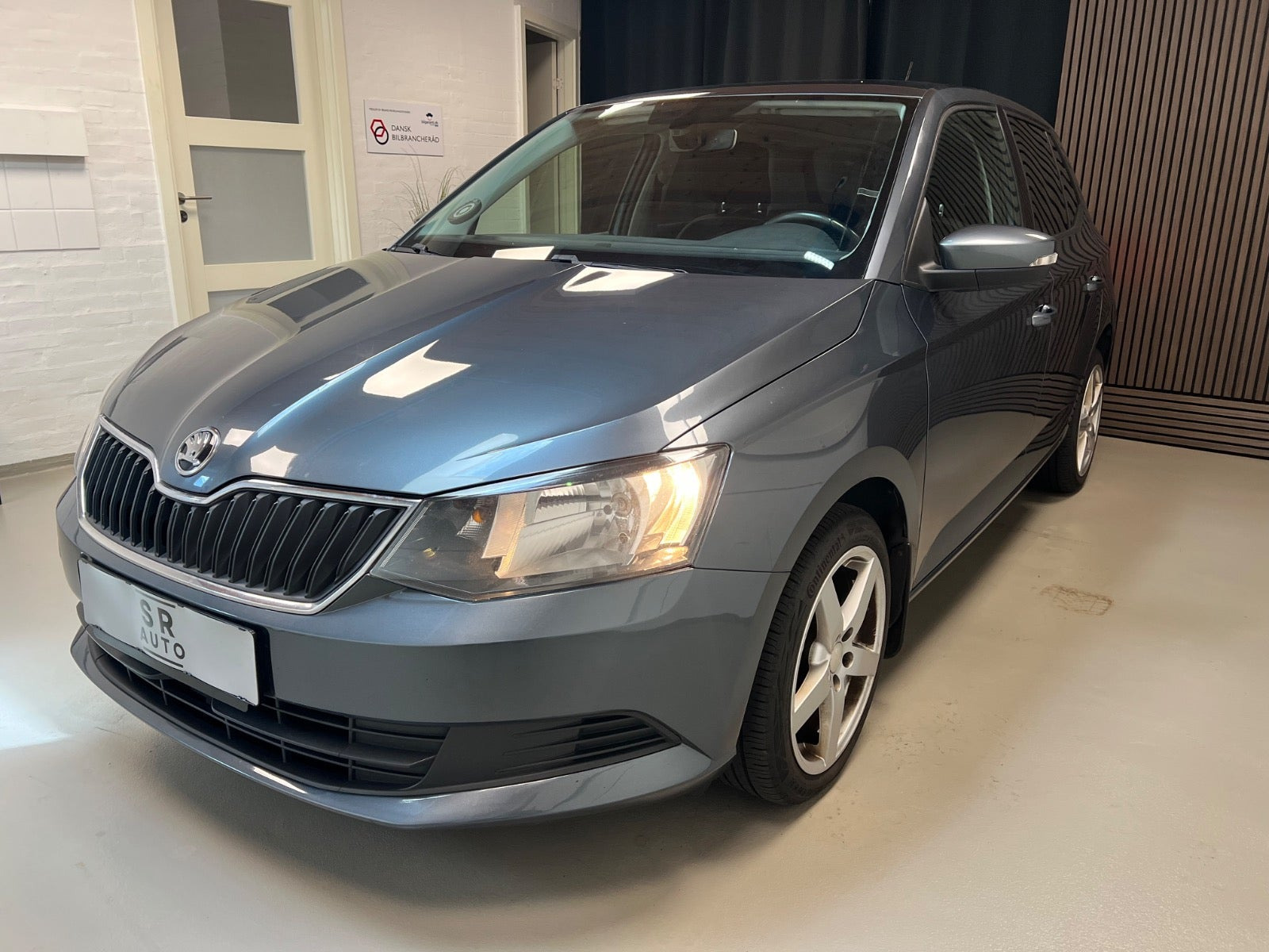 Grå Skoda Fabia fra 2017