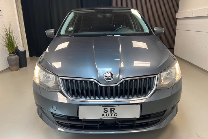 Grå Skoda Fabia fra 2017