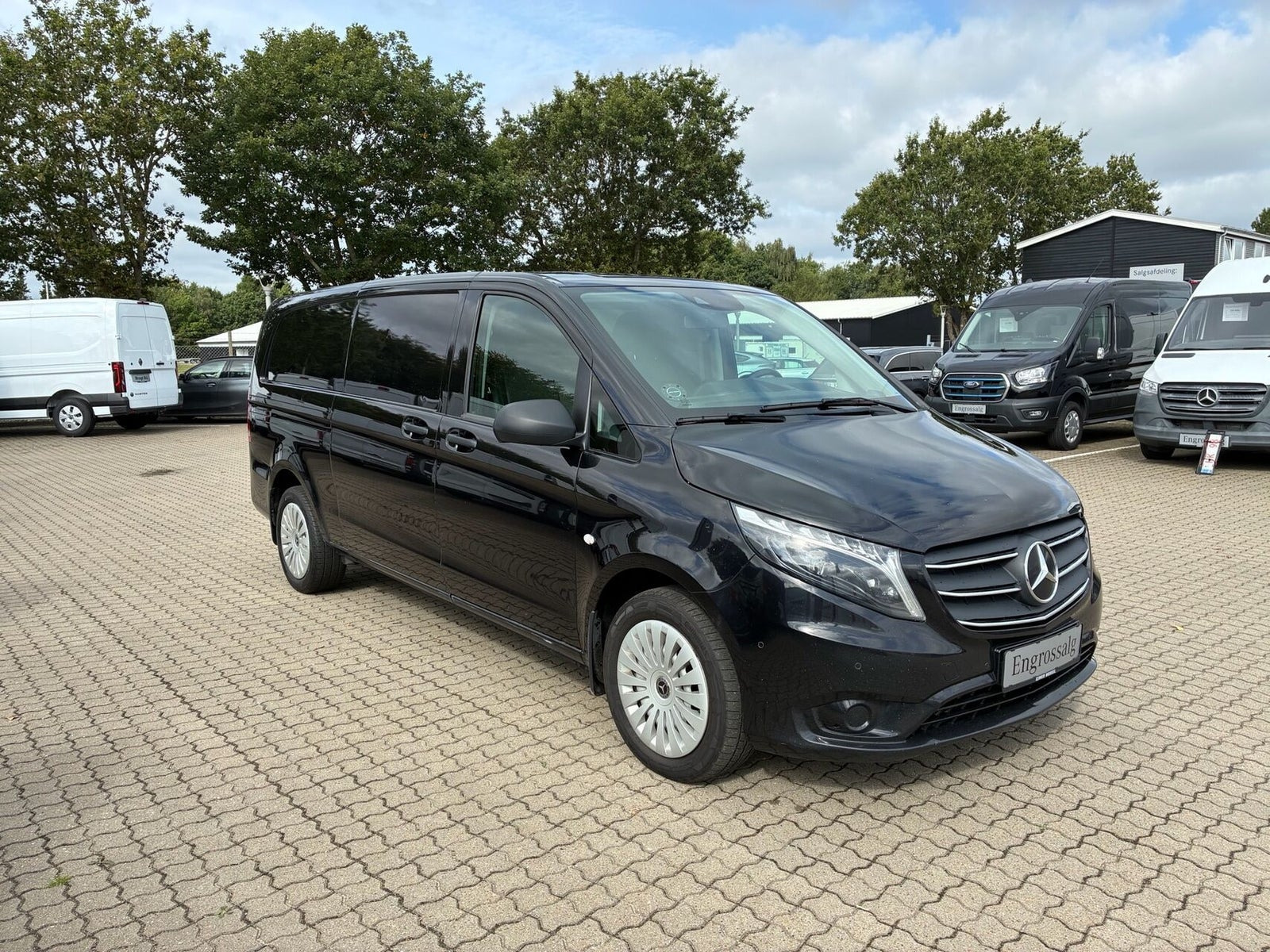 Sort Mercedes Vito 119 fra 2023