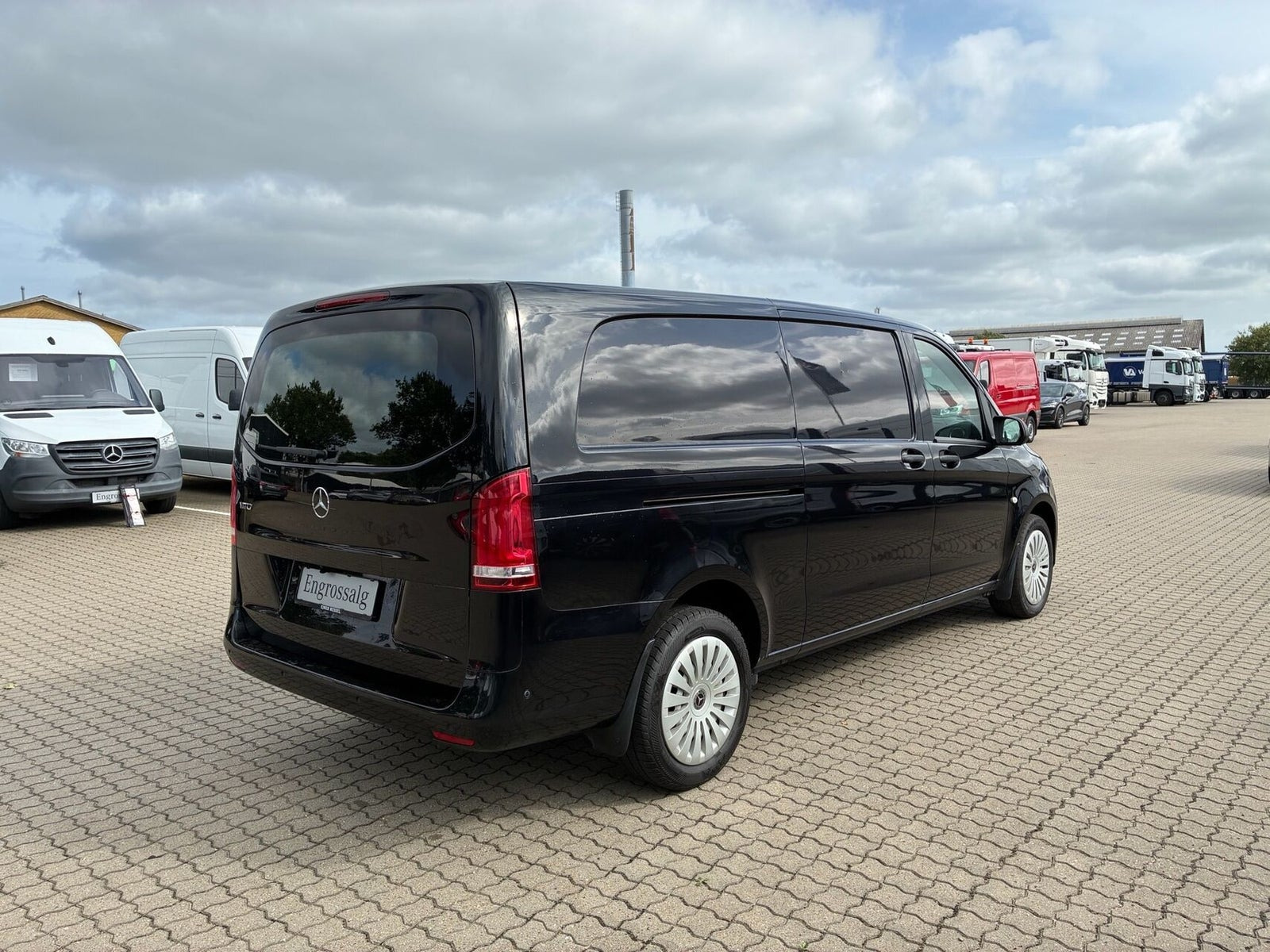 Sort Mercedes Vito 119 fra 2023