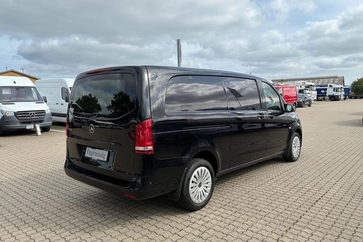 Sort Mercedes Vito 119 fra 2023