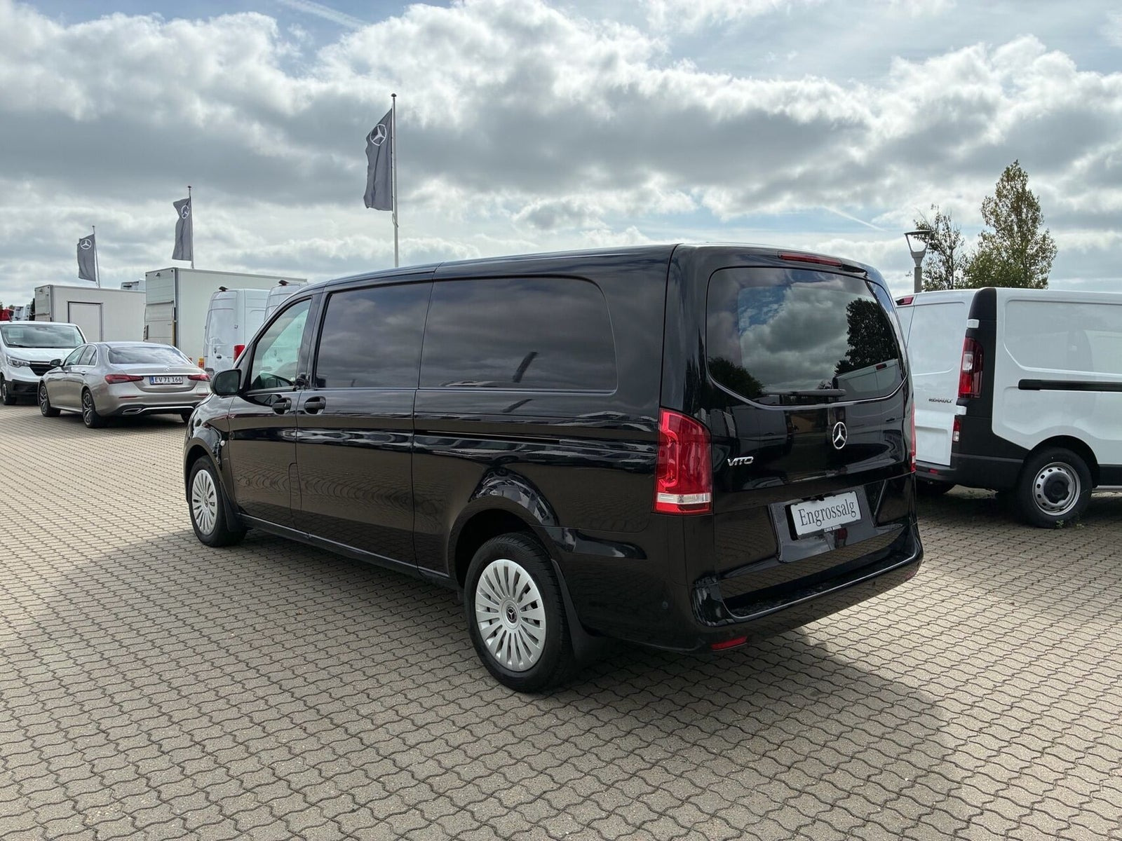 Sort Mercedes Vito 119 fra 2023