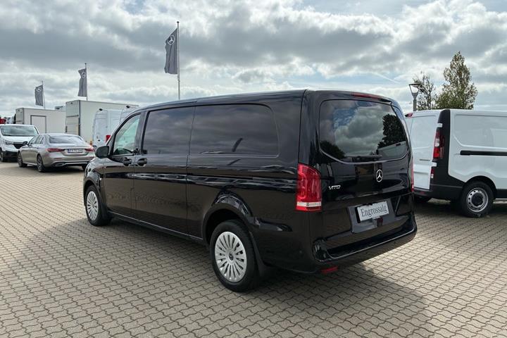 Sort Mercedes Vito 119 fra 2023