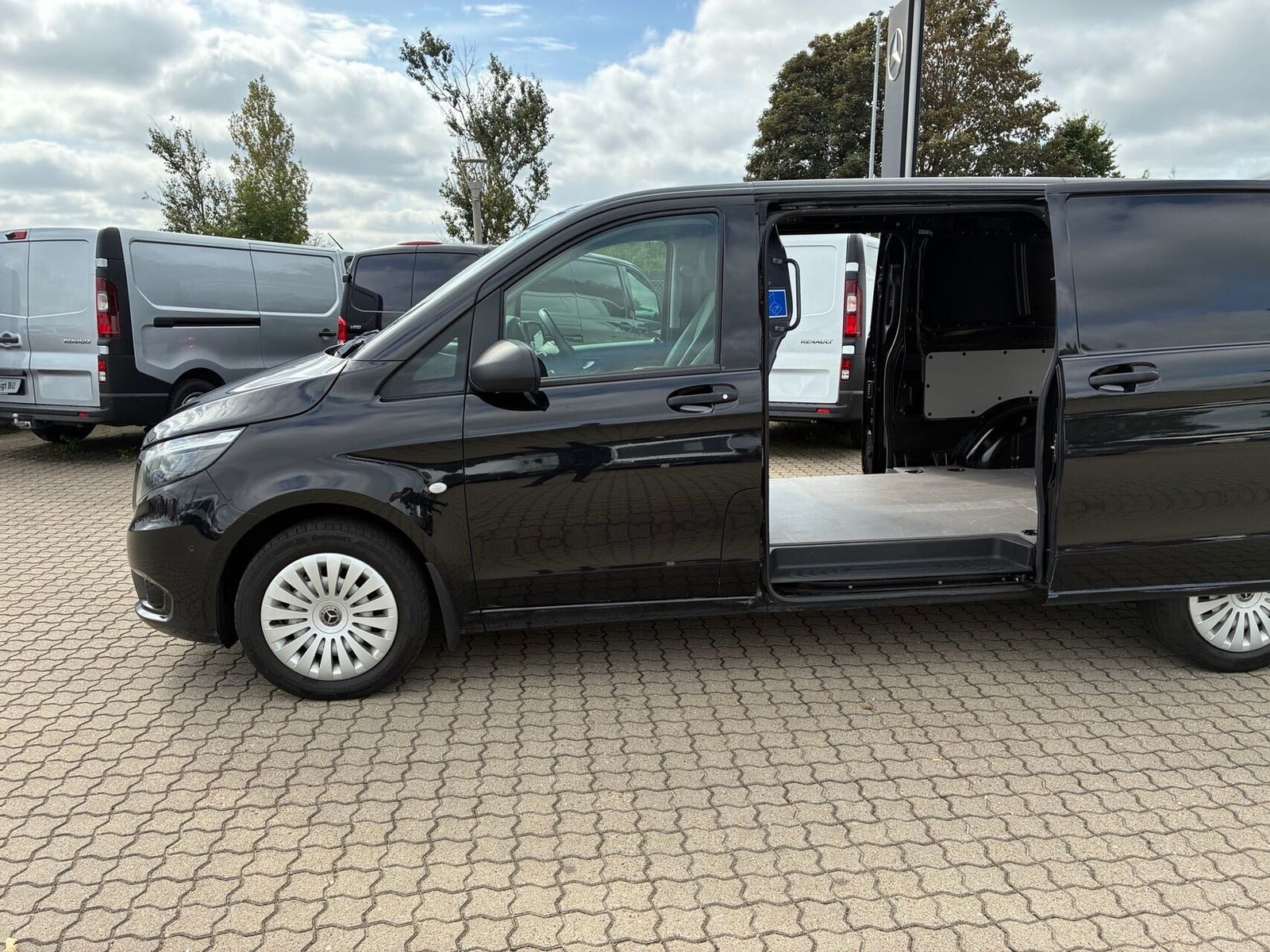 Sort Mercedes Vito 119 fra 2023