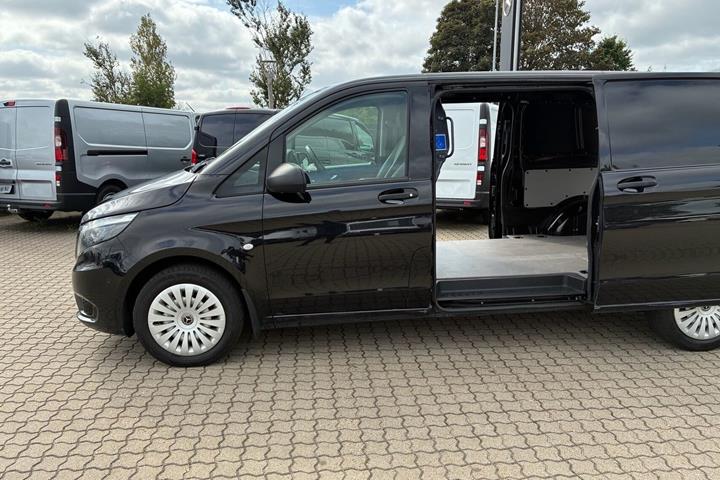 Sort Mercedes Vito 119 fra 2023