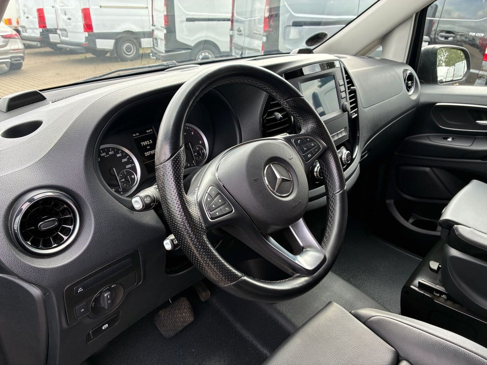 Sort Mercedes Vito 119 fra 2023