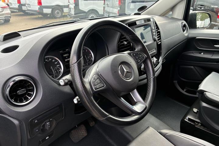 Sort Mercedes Vito 119 fra 2023