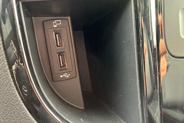 Sort Mercedes Vito 119 fra 2023