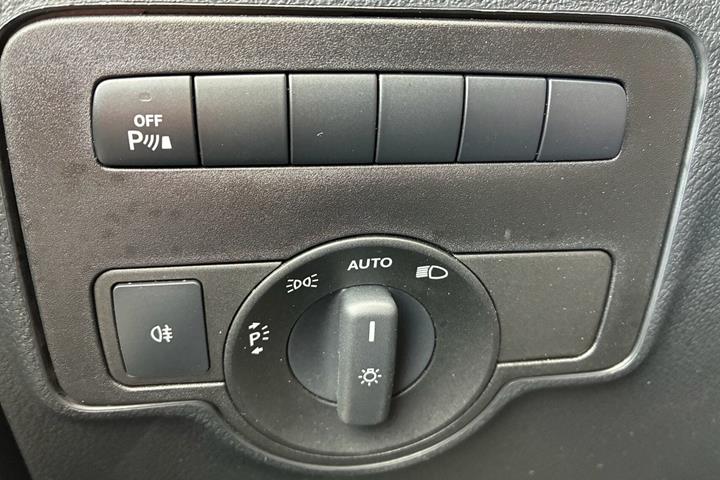 Sort Mercedes Vito 119 fra 2023