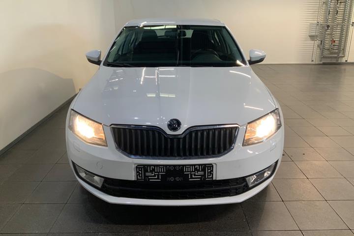 Hvid Skoda Octavia fra 2015