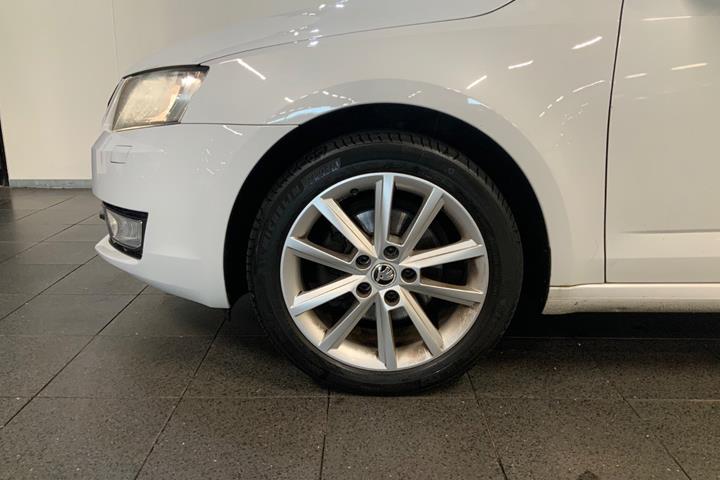 Hvid Skoda Octavia fra 2015