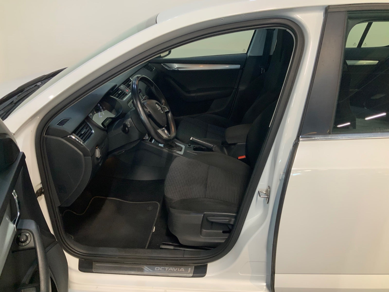Hvid Skoda Octavia fra 2015