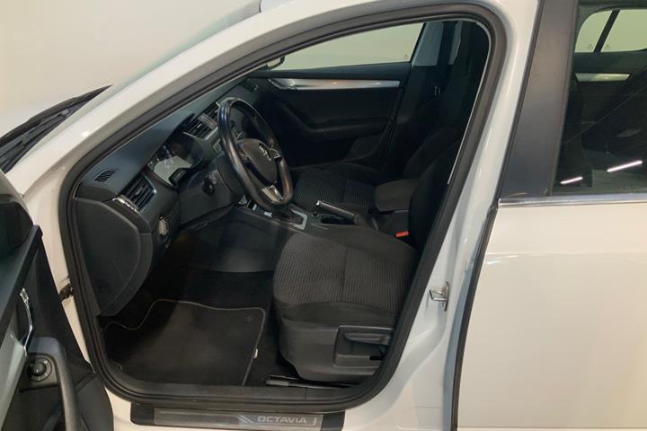 Hvid Skoda Octavia fra 2015