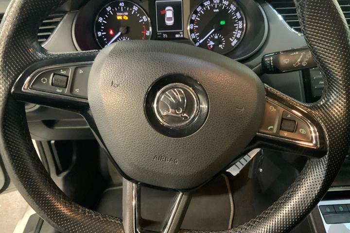 Hvid Skoda Octavia fra 2015