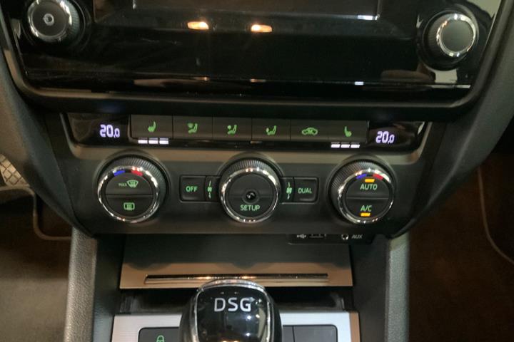 Hvid Skoda Octavia fra 2015