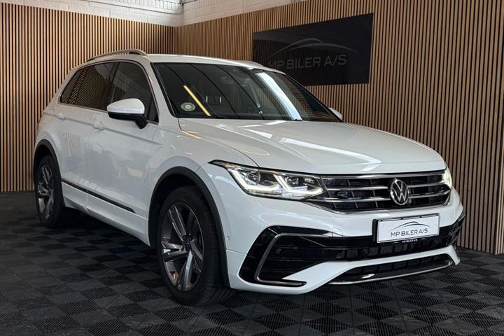 Hvid VW Tiguan fra 2022 set udefra