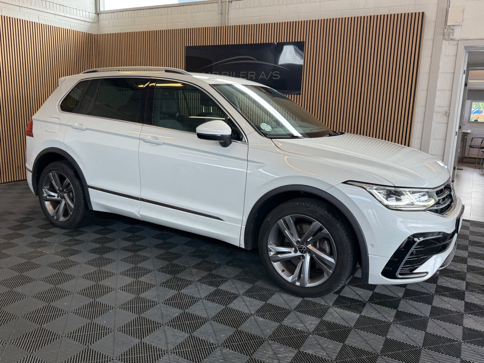 Hvid VW Tiguan fra 2022