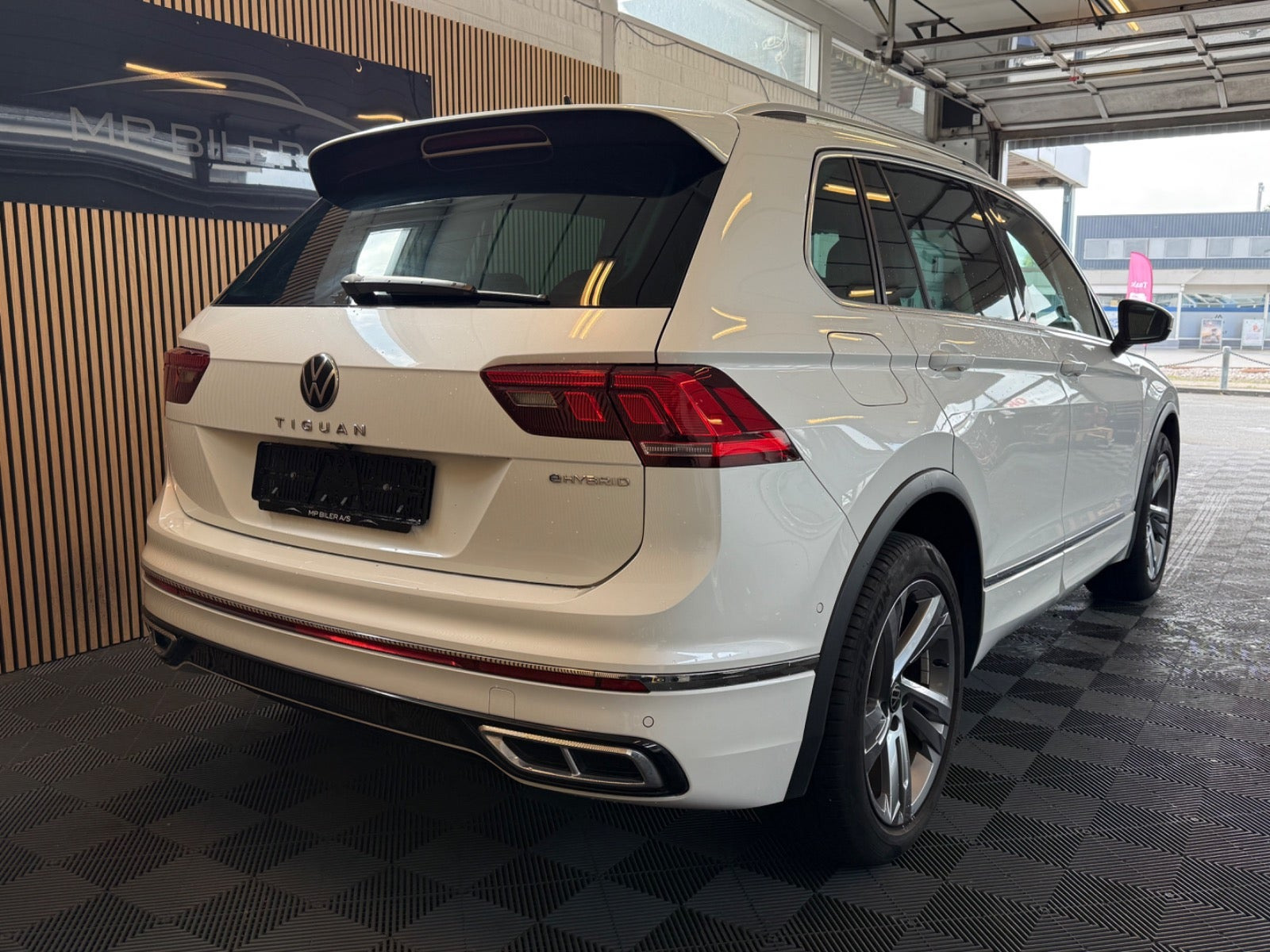 Hvid VW Tiguan fra 2022