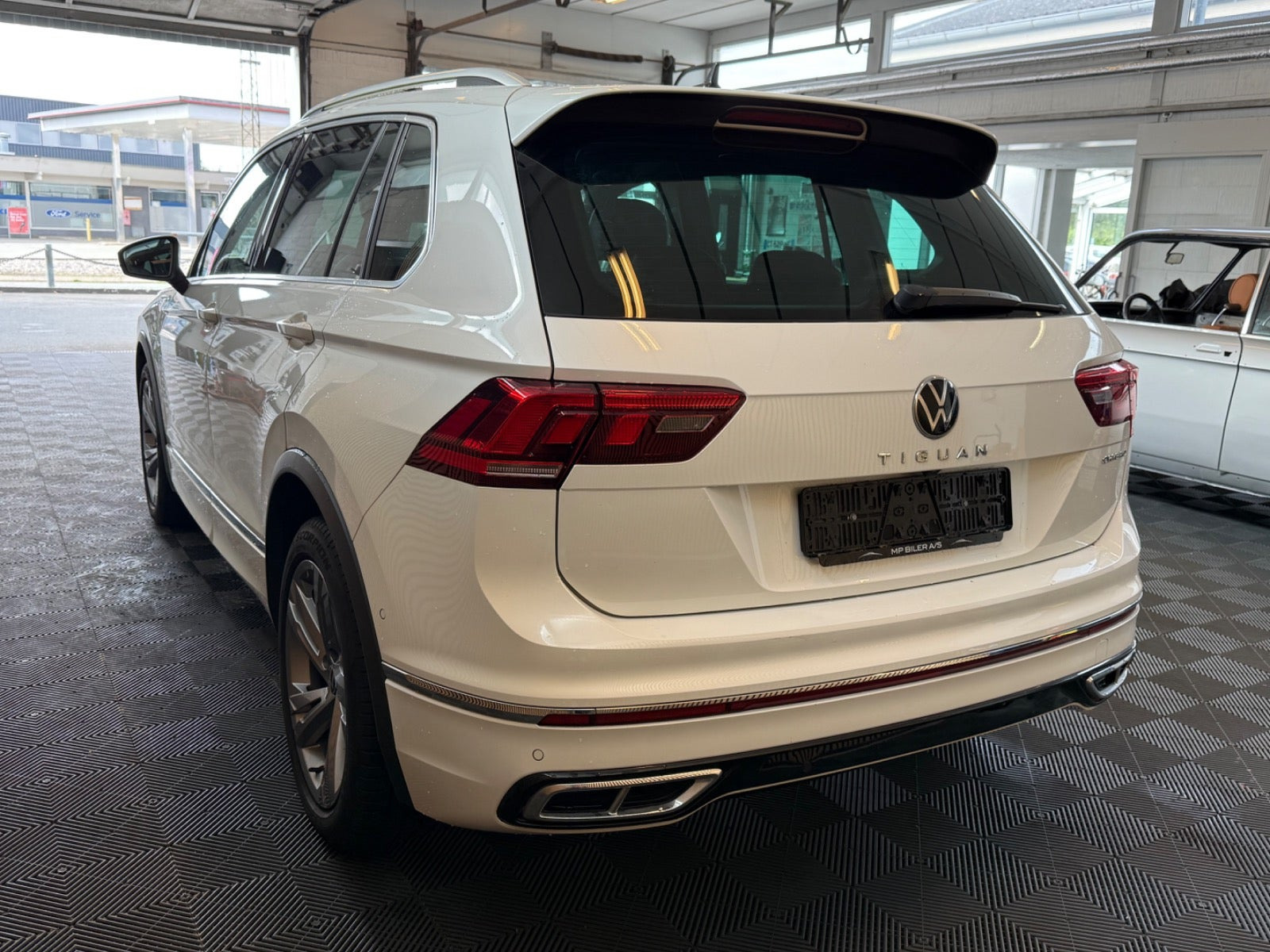 Hvid VW Tiguan fra 2022