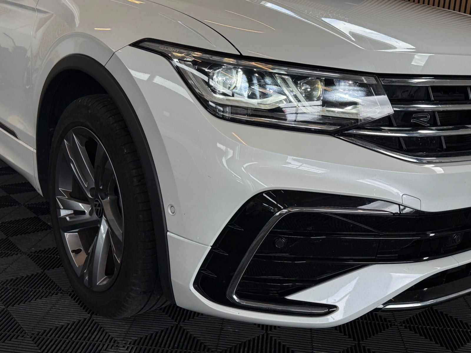 Hvid VW Tiguan fra 2022