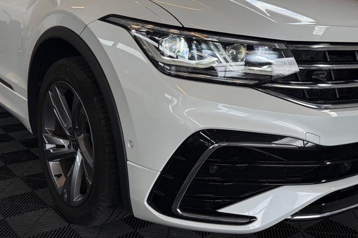 Hvid VW Tiguan fra 2022