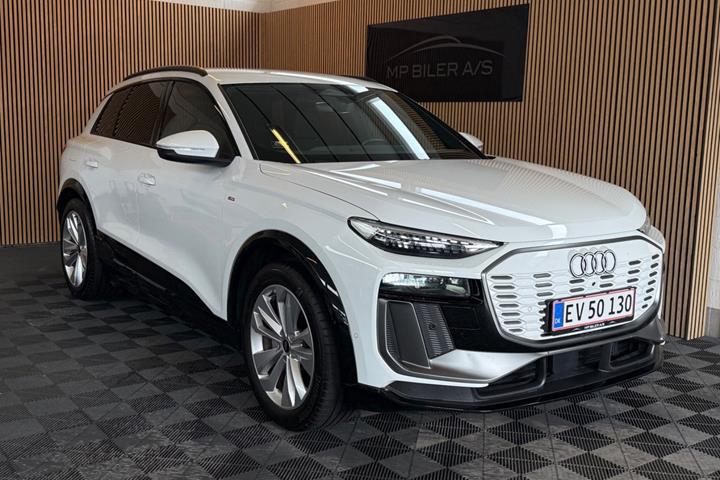Hvid Audi Q6 e-tron fra 2025 set udefra